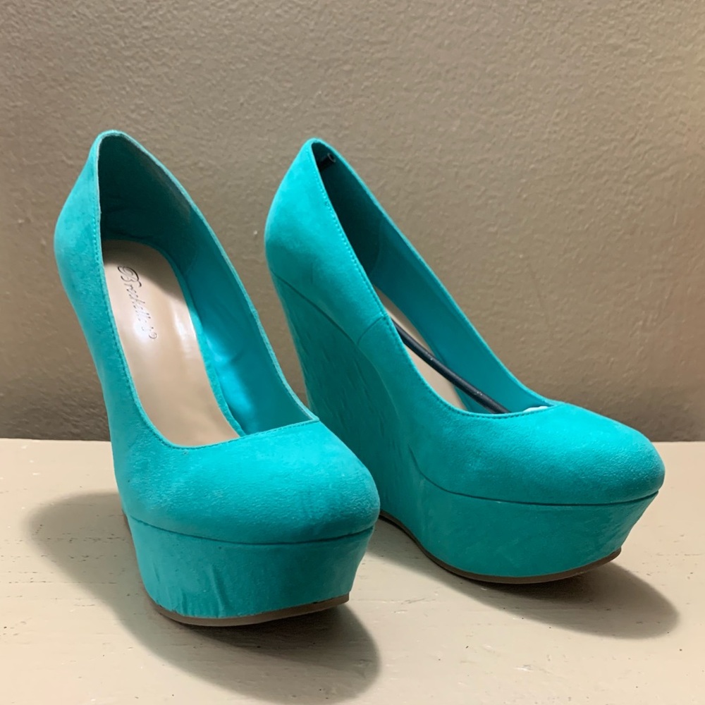 Brookellas • turquoise wedge